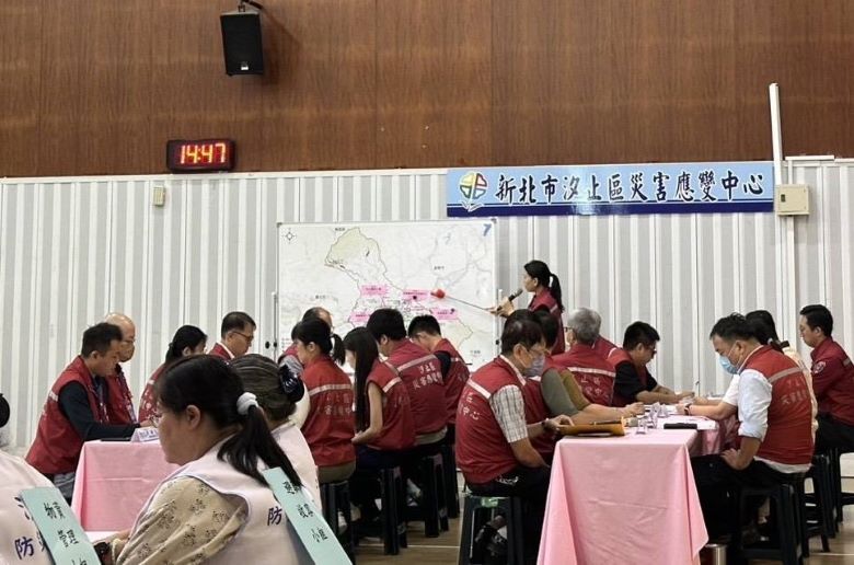《圖說》模擬收容量能不足收容所轉移，汐止區災害應變中心進行資源調度。〈消防局提供〉