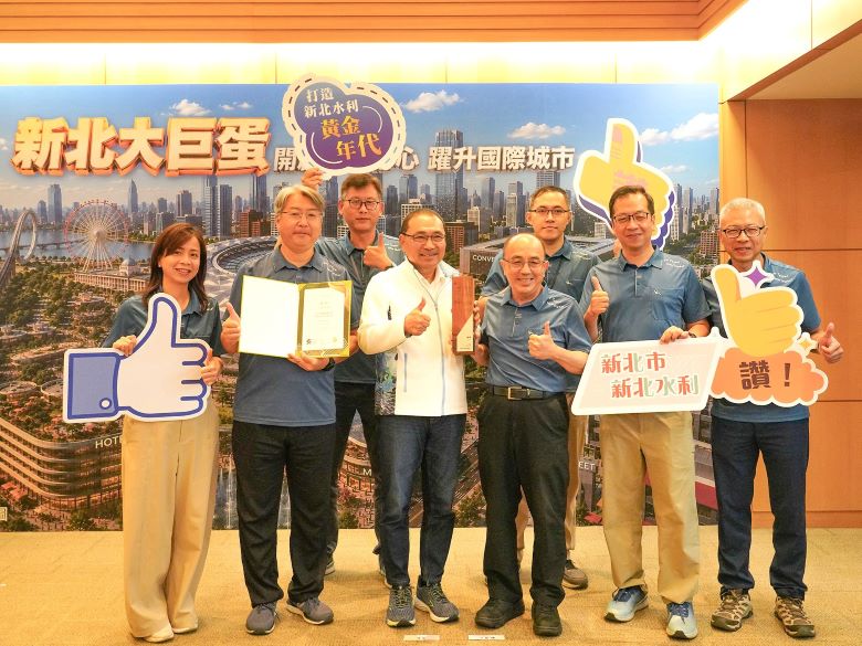 智慧防汛守護城市韌性 新北智慧治水獲IASE影響力創新獎楷模獎 53 《圖說》智慧防汛榮獲2026 IASE影響力創新獎-楷模獎,今日於市政會議中,水利局長宋德仁〈右三〉率團隊,將這份榮耀成績獻給侯友宜市長。〈水利局提供〉