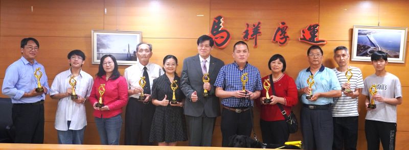 從陪伴到承擔 新北11位孝行典範用愛守護家人 25 《圖說》獲表揚孝行楷模左起;簡朝鑫、廖建程、林佳樺、吳澤欣、林素華、冉宜民、張晉豪、陳秀玲、連明祥。〈教育局提供〉