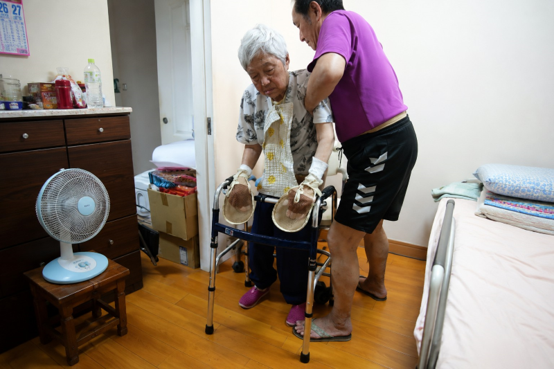 從陪伴到承擔 新北11位孝行典範用愛守護家人 26 《圖說》吳澤欣耐心攙扶母親練習行走,以細心陪伴守護母親的生活自理能力。〈教育局提供〉