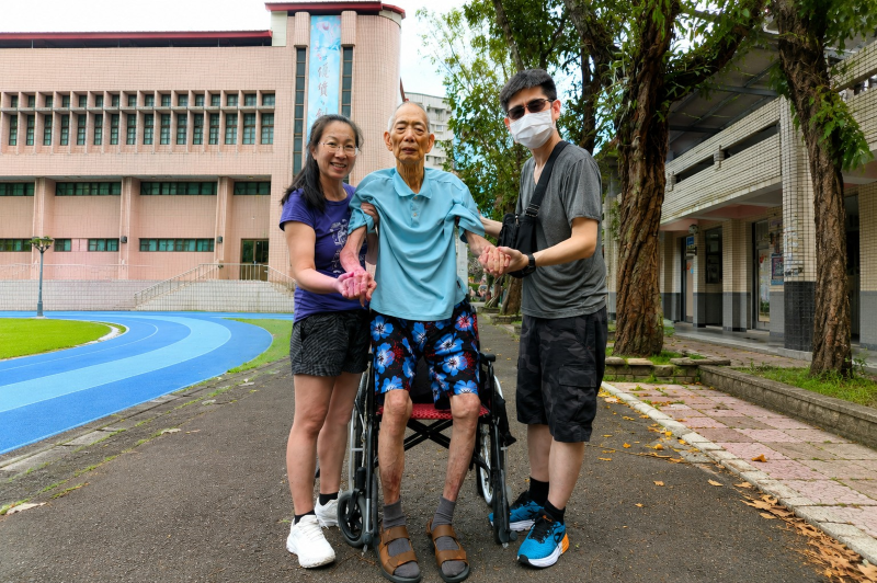 從陪伴到承擔 新北11位孝行典範用愛守護家人 27 《圖說》林佳樺陪伴公公練習行走,以耐心與陪伴守護長輩健康。〈教育局提供〉