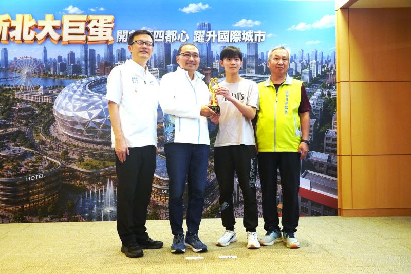 從陪伴到承擔 新北11位孝行典範用愛守護家人 29 《圖說》孝行楷模佳林國中陳旭威同學(右二)與市長侯友宜合照。〈教育局提供〉