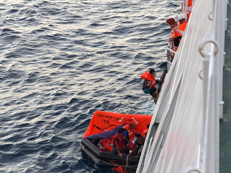 漁船惡火漂流近10小時 海巡八里艦夜奔50浬救起6船員 7 《圖說》接駁救生筏人員至八里艦照片。〈海巡署艦隊分署提供〉