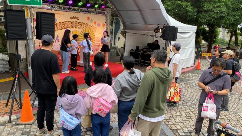 《圖說》「2026鶯歌陶神文化季」精彩登場，精采舞台表演及陶藝作品園遊會，來鶯歌老街商圈度過最chill的夏日假期。〈經發局提供〉