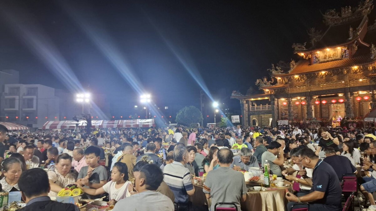▲台江布袋嘴寮代天府文化季圓滿落幕，平安宴廟方席開近300桌，邀信眾一同為朱府王爺祝壽。（圖／記者陳彥霖攝2026.07.21）