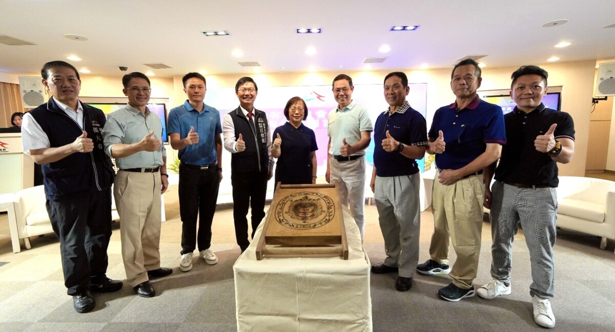 ▲東勢新丁粄前進大洋洲,30斤龜粄巡迴海外傳客庄文化。(圖/記者顏淑娟翻攝)