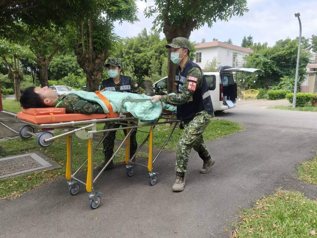 ▲中彰榮家今日參與「第五作戰區軍公民醫療聯合演練」，專責執行戰時療養傷兵收容安置之實兵演練。（圖／中彰榮家提供）
