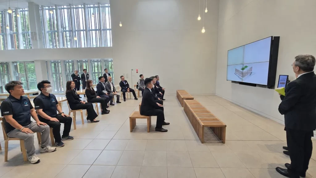 川連國際率領台灣環保考察團於武藏野清潔中心室內大廳，聆聽當地承辦人員解說廠區建築設計與營運概念。圖片來源：川連國際