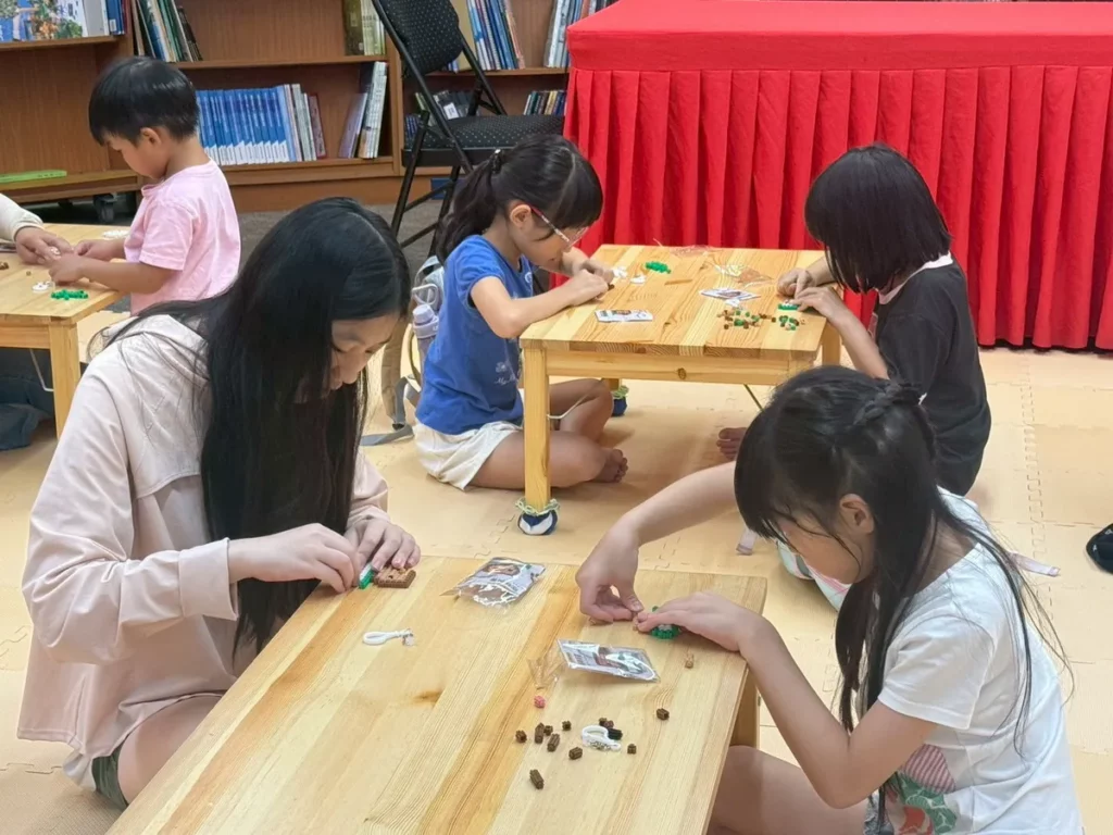 參加「拼拼豆豆」的親子檔,沉浸在手作樂趣中