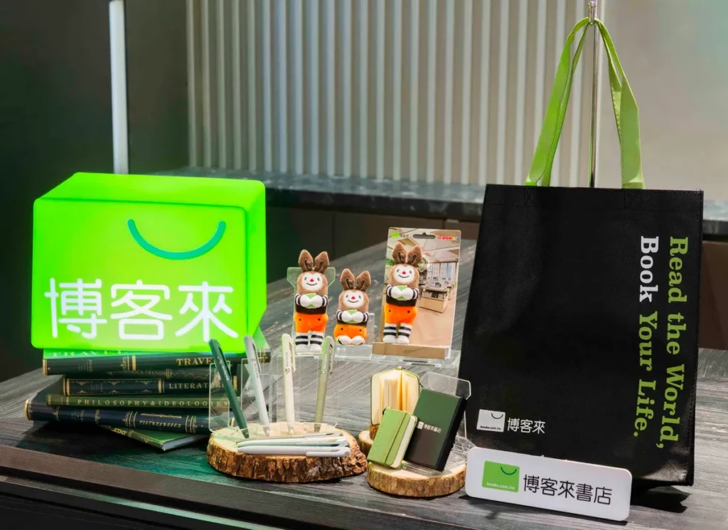 _慶祝博客來旗艦書店生日慶，自7月24日起「跨越世代的想像共同體」活動獨家攜手知名文具品牌Pentel、MOLESKINE等，推出品牌專屬滿額禮