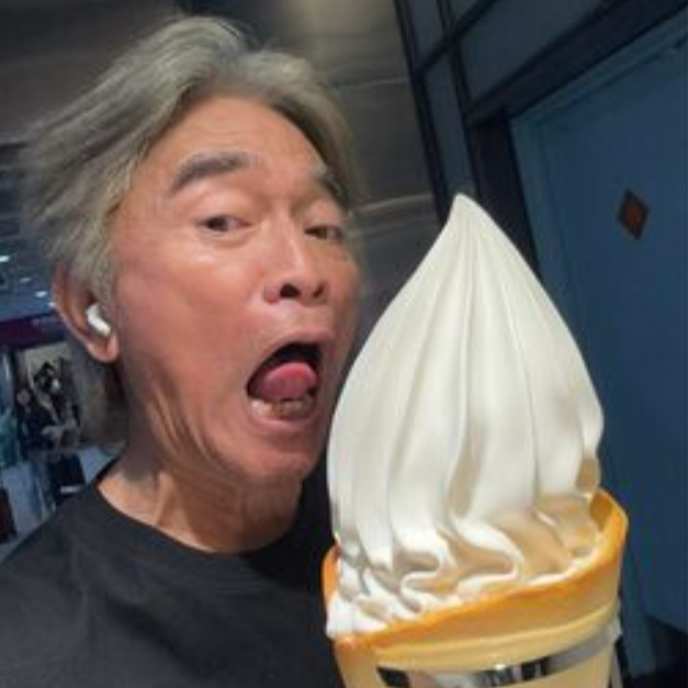 吳宗憲在機場捷運吃霜淇淋。