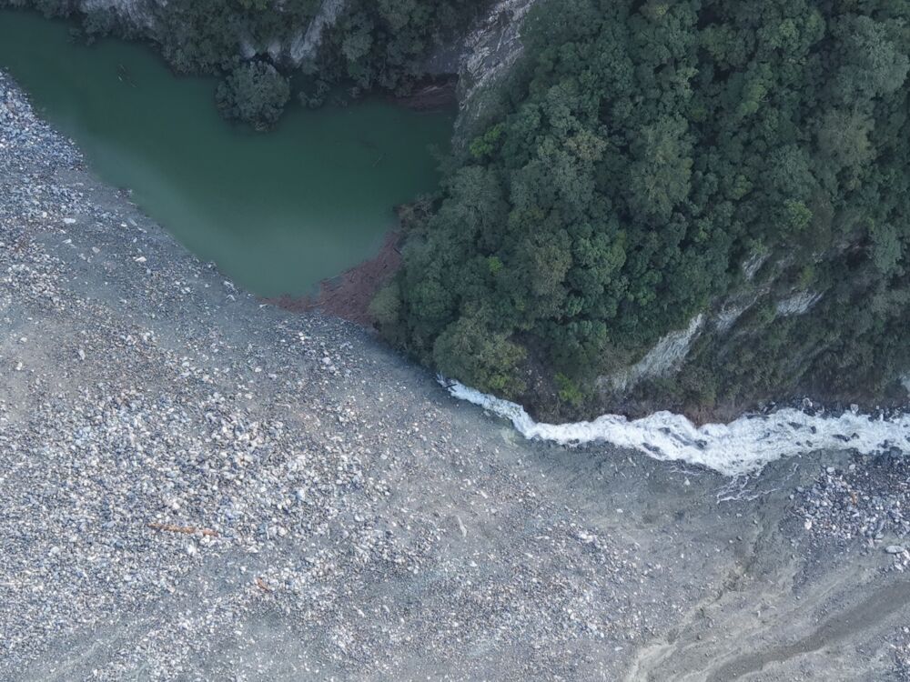 萬里溪堰塞湖發生溢流　花蓮縣府維持紅色警戒、封閉3橋梁 221