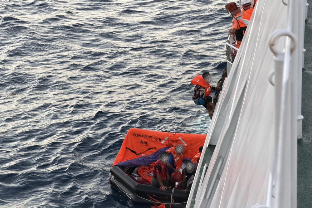 漁船暗夜惡火沉沒6人漂流近10小時　海巡八里艦急援全數平安獲救 251