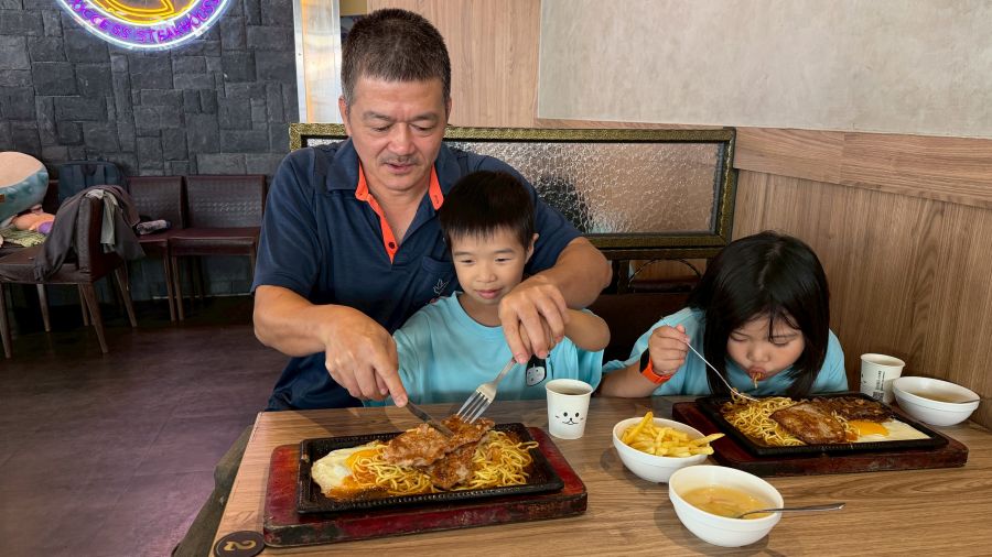延續第四年!「八大家具筆哥」招待家扶兒享用排餐