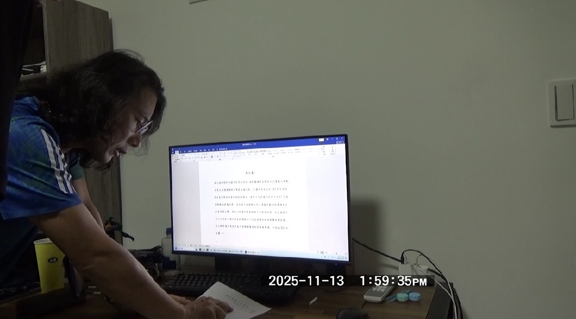 警方攻堅後檢視主嫌項男電腦。（記者徐煜勝翻攝）