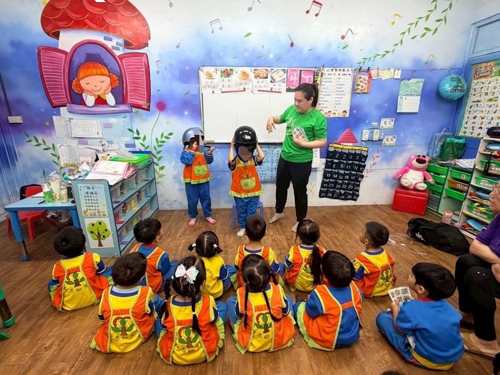 ▲創世基金會走進幼兒園舉辦「交通安全保腦」宣導,透過互動教學與正確配戴安全帽示範,引導幼童從小建立交通安全觀念,守護腦部健康、降低意外傷害風險。(圖╱創世基金會提供)