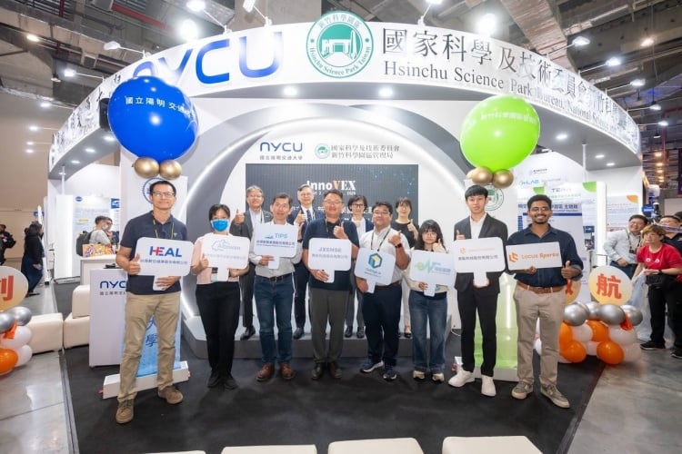 ▲劉毅安（右二）參與陽明交大新創團隊，共同於InnoVEX展出創新技術成果。