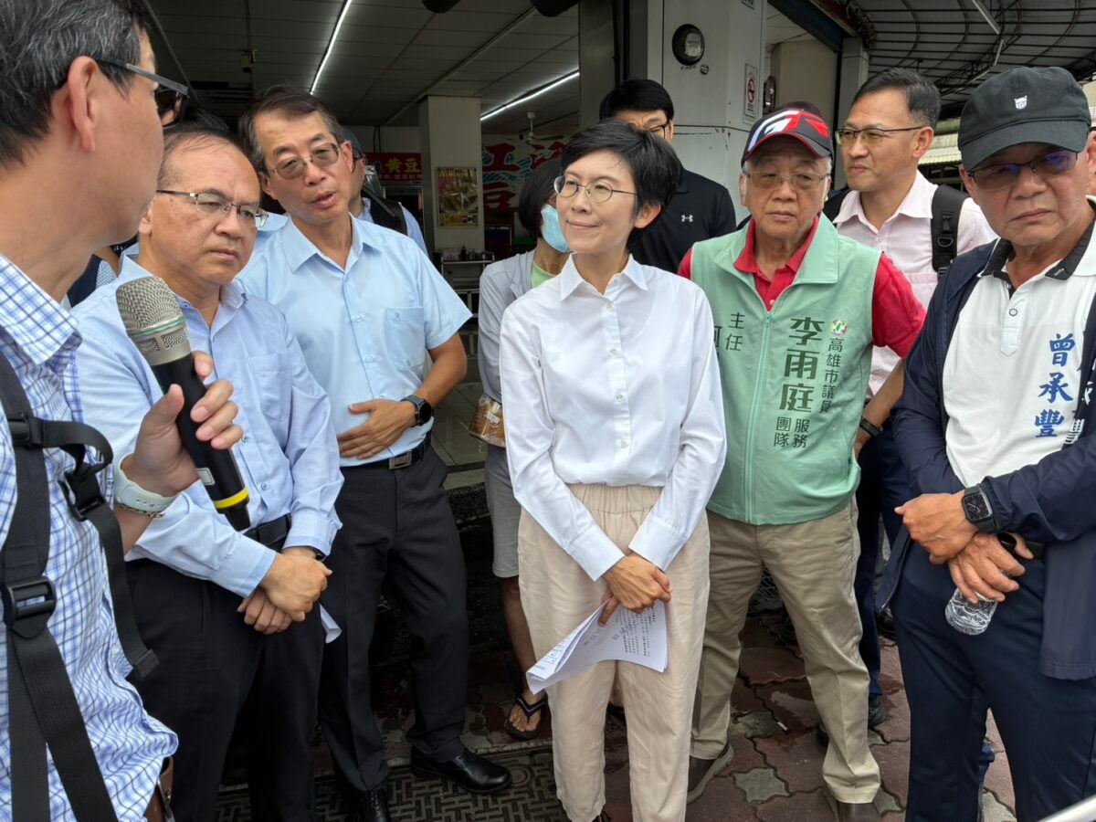 ▲立法委員林岱樺邀集交通部政務次長陳彥伯、高雄市議員李雨庭團隊及地方代表,前往大寮區鳳屏一路與八德路口實地會勘,檢視國道7號交流道周邊交通現況,研商道路改善與跨部會配套措施,盼提前因應未來車流衝擊。