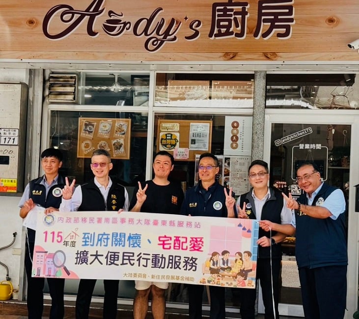▲魯仲尼參事(左2)與黃逸鴻(左3)及移民署、海基會等代表合影。