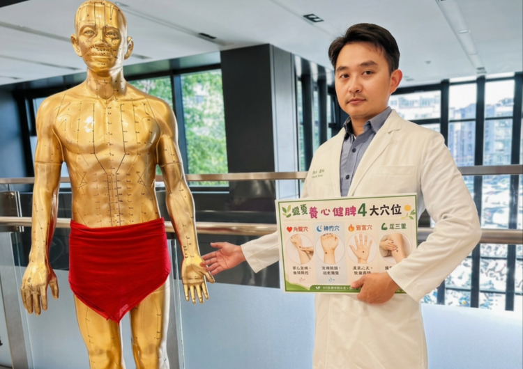 ▲中醫針傷科主任黃敬仁醫師表示，除了注意生活作息，民眾平時也可適度按壓穴位，每次約三至五分鐘，作為日常保健的一部分。