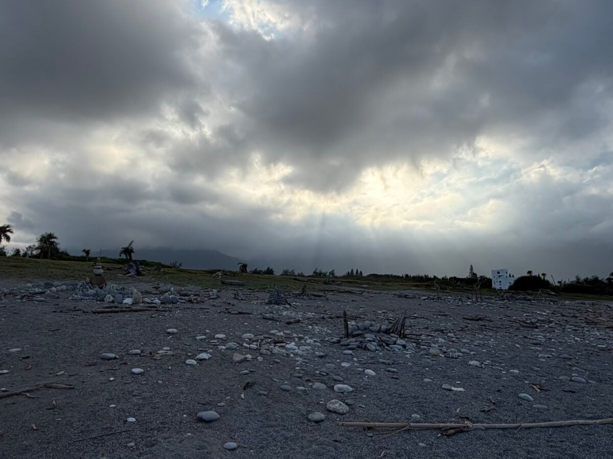 花蓮海岸在風雨洗禮後重現自然原貌，為太平洋國際疊石藝術季留下最美的永續印記。
