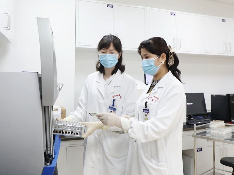 ▲ 廈門復旦大學中山醫院輸血科執行副主任呂小英(右)與輸血科技師陳瑋媛(左)發現人類新基因。