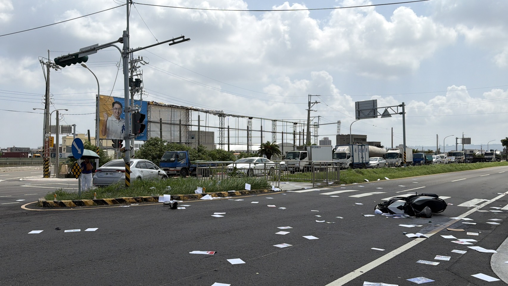 綠燈也躲不過！伸港機車遭轎車撞飛　駕駛稱看錯號誌 - https://www.watchmedia01.com