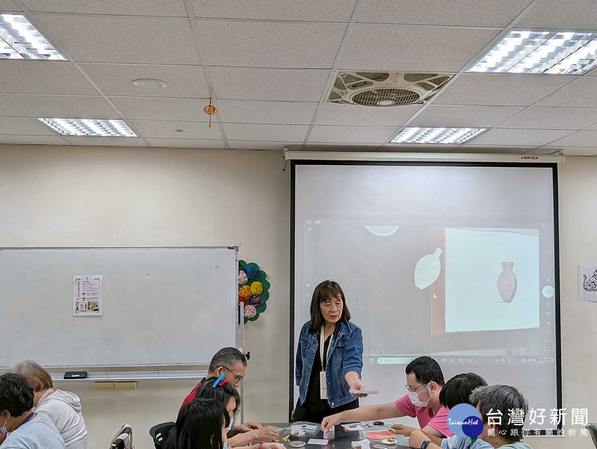 學員們專注於壓花藝術創作過程。 (桃療提供)