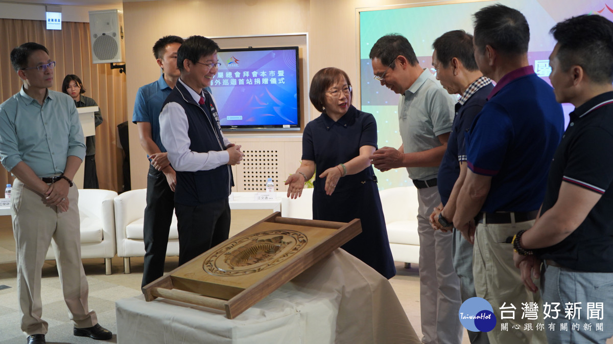 大洋洲客屬總會代表團對於大型新丁粄「粄印」充滿驚喜