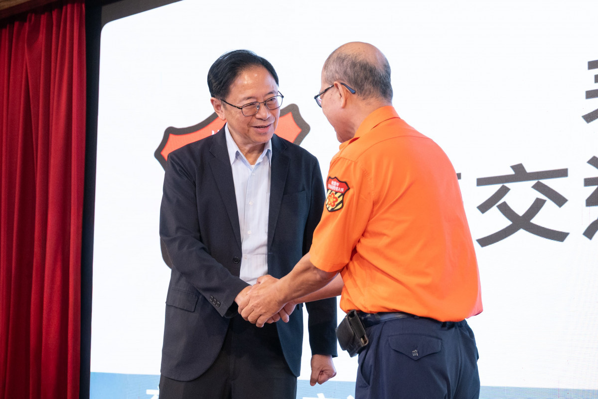 張市長與貴賓合影。<br /><br /> <br /><br /> 