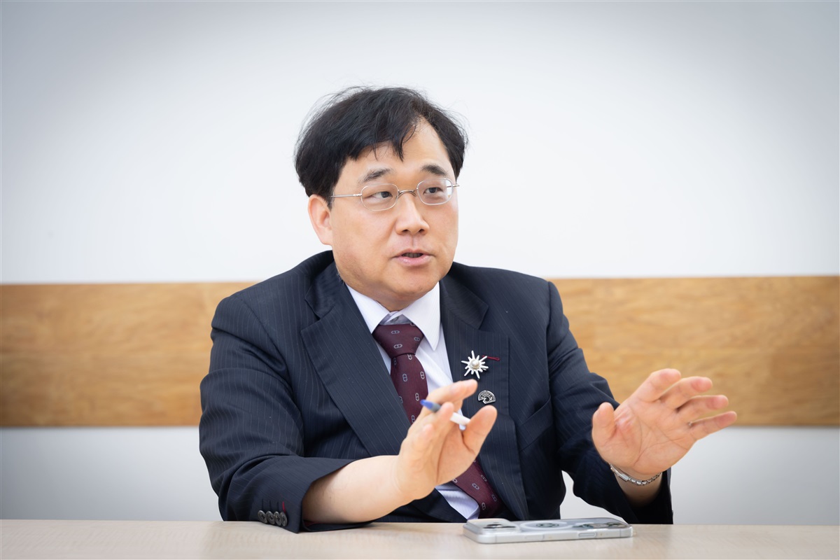 新光醫院行政副院長洪子仁表示，不同於多數醫院由資訊部門主導數位轉型，新光醫院選擇從第一線出發，讓最熟悉工作流程的同仁透過數位工具親手解決痛點，成為創新的推動者。