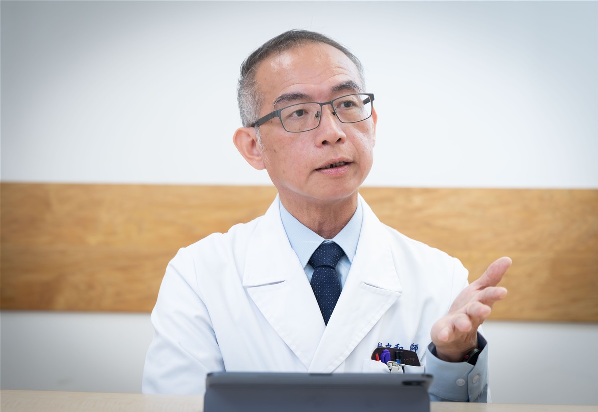 新光醫院資訊長謝忠和表示，資訊部門的角色從系統開發者轉型為治理與賦能者，透過低程式碼工具與安全機制，協助使用者自行開發符合工作需求的應用，逐步實現「數位轉型深入醫院每一個角落」的願景。