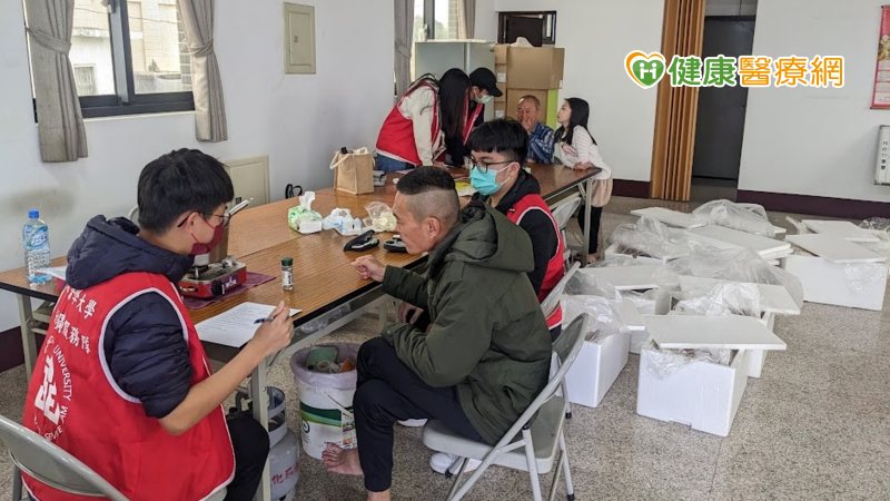 臺北醫學大學藥學推廣服務隊過往於服務地區發放物資,並透過活動傳遞健康知識。