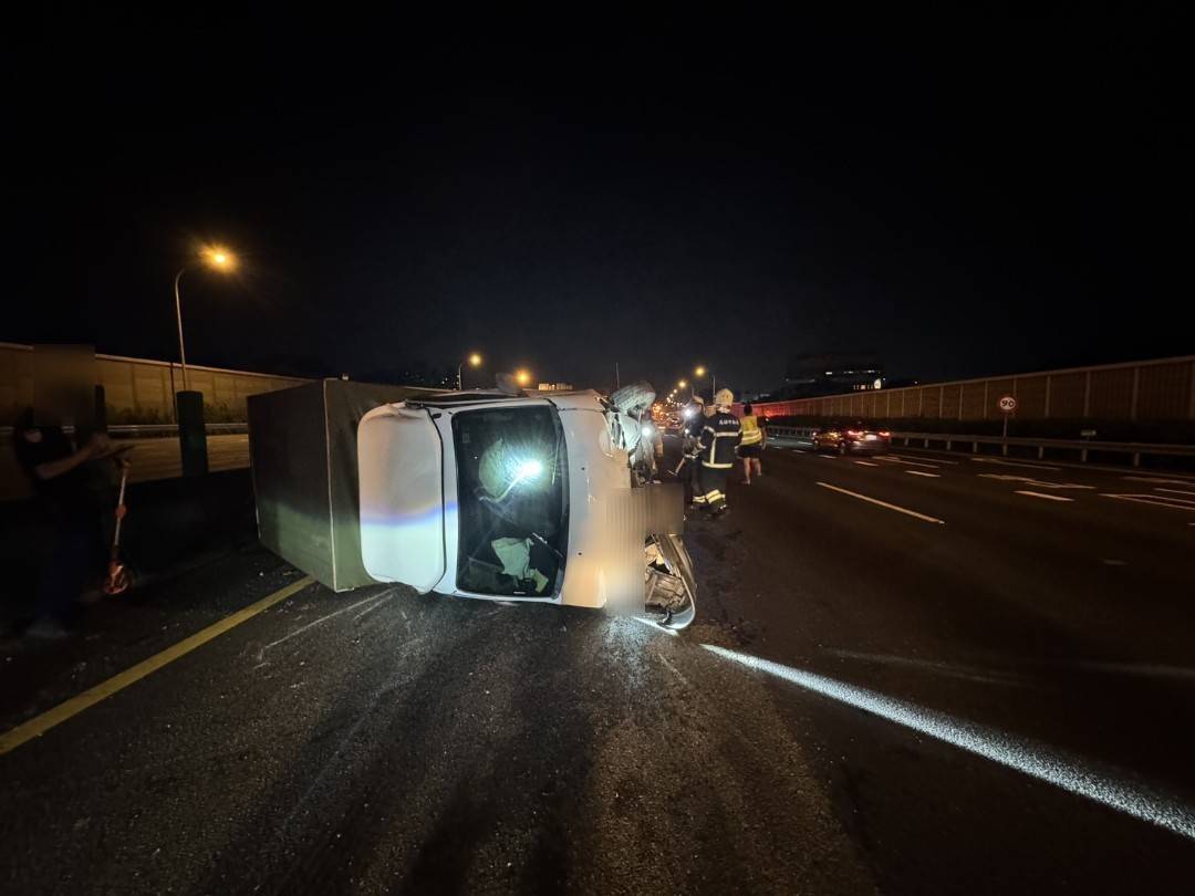 國道1號鼎金路段3車事故!小貨車自撞翻覆 1女駕駛輕傷送醫