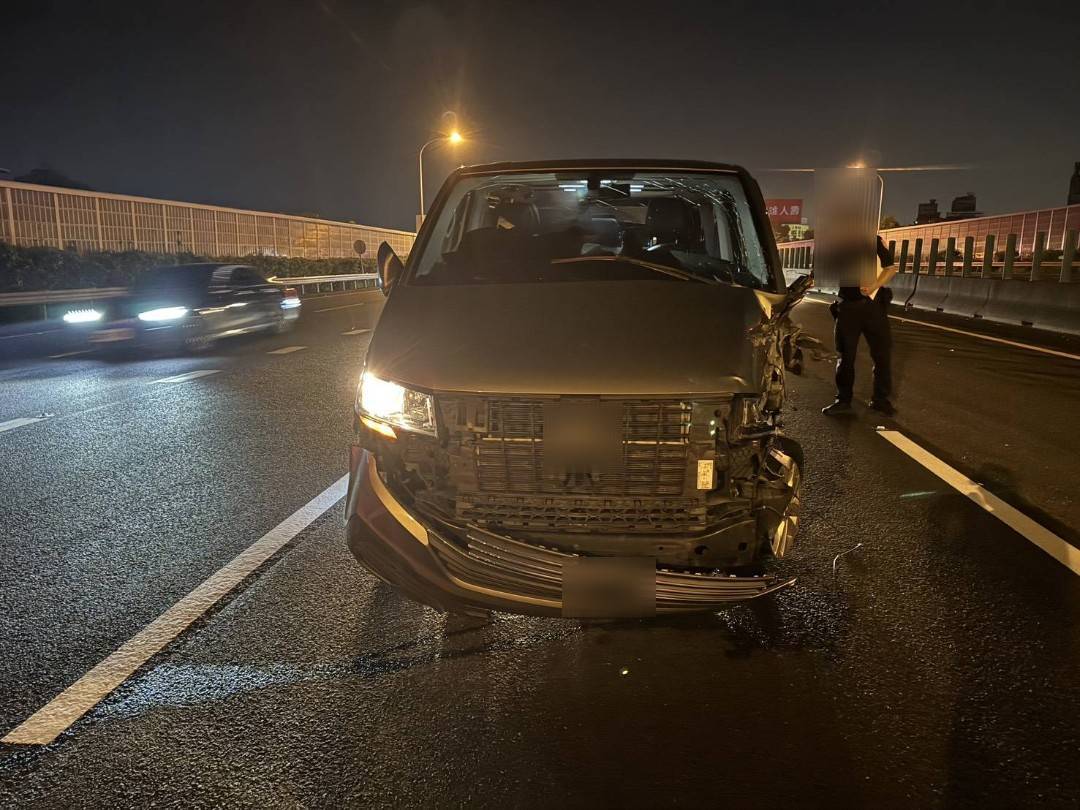 國道1號鼎金路段3車事故!小貨車自撞翻覆 1女駕駛輕傷送醫