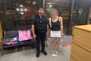 美籍女逛夜市掉手機 大安警 聽音辨位 撬開水溝蓋神救援 8 MEITU 20260723 154123374