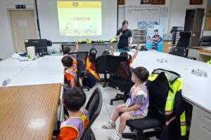 警察姐姐的魔法城堡開門了 幼幼班化身小小警察 守護種子悄悄萌芽 哇 今天我們要去警察姐姐的魔法城堡耶 26 MEITU 20260723 155125398