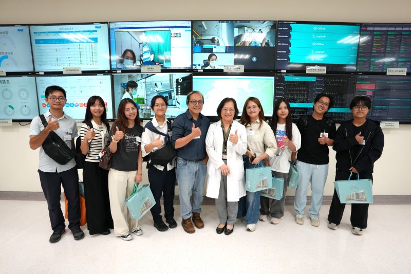 龍華科大攜手臺中榮總、泰國Mahidol大學 遊戲科技跨域智慧醫療開創新局 43 《圖說》龍華科技大學USR團隊與臺中榮總精神醫學部楊琇雯醫師進行交流,深化醫療、教育及跨域合作。〈龍華科大提供〉