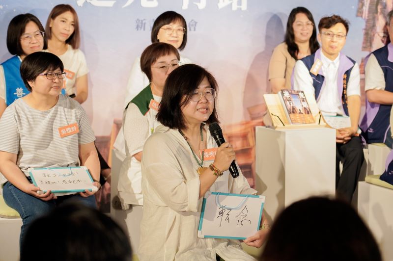 從逆境中點亮希望 新北出版《逆光行路》向第一線社工致敬 36 《圖說》新北家防中心督導陳秀紋述說28年社工生涯,體會到在逆境要轉念時不禁哽咽,也感謝歷屆主任的支持。〈社會局長提供〉