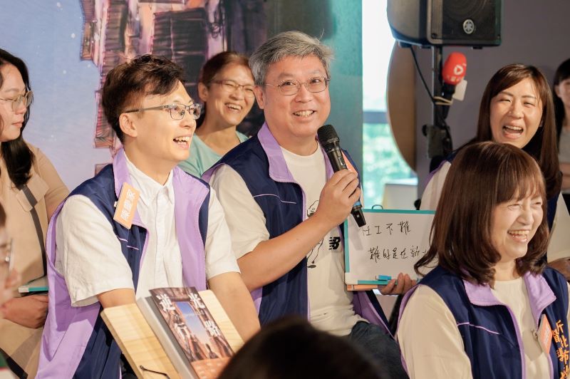 從逆境中點亮希望 新北出版《逆光行路》向第一線社工致敬 37 《圖說》中和大中心主任陳柏年分享當社工的金句說,當社工不難,難的是在新北。因為侯市長曾關心他的白髮,他說在新北很難不生白髮,引起眾人哄笑。〈社會局長提供〉