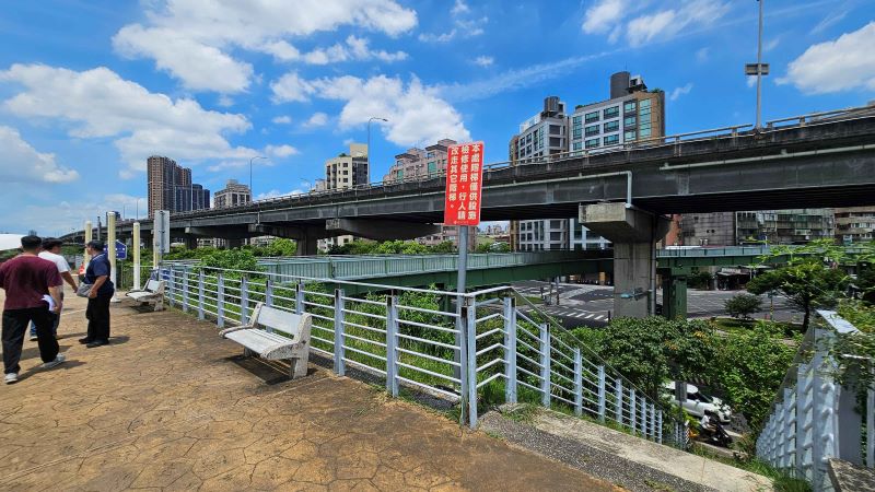 大稻埕煙火登場 新北忠孝碼頭周邊管制資訊一次看 63 《圖說》堤頂樓梯維修通道禁止通行。〈高灘處提供〉