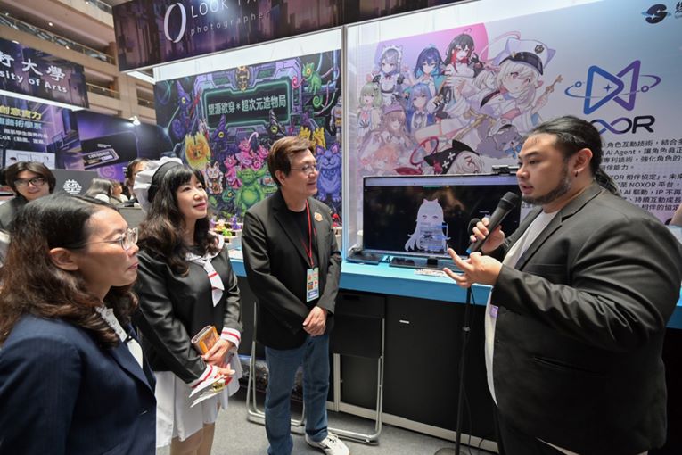 《圖說》劉和然副市長親自參觀「新北電競POWER+UP」展區，並與參展團隊互動體驗活動，肯定新北電競產業的創新發展與豐碩成果，左二經發局長盛筱蓉。〈經發局提供〉