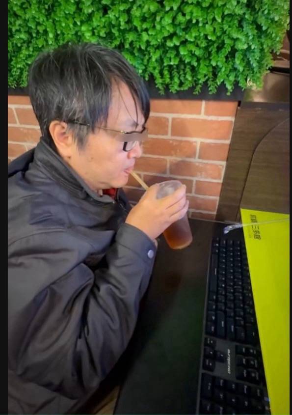 杜宜哲被羈押出來後，還會去打網咖玩線上遊戲，無視被害人血本無歸，行徑惡劣。(圖／翻攝網路)