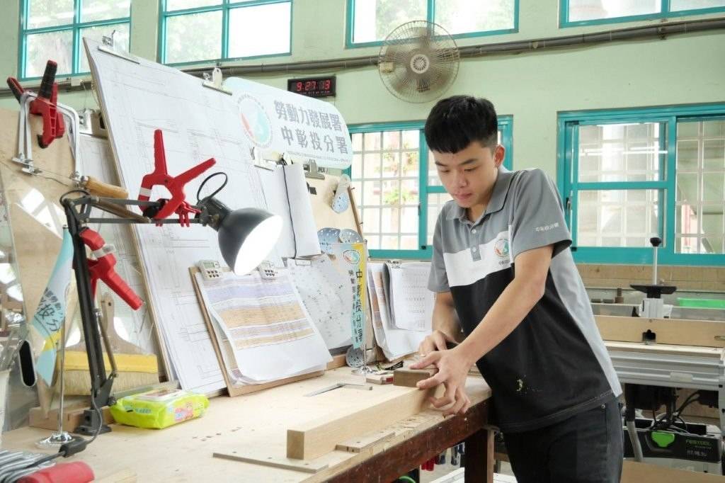 ▲中彰投分署培訓的家具木工職類選手李爗墉正積極為全國賽備戰中。（圖／中彰投分署提供）