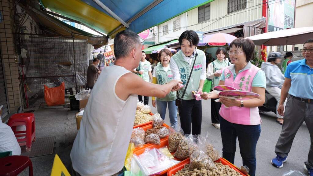 ▲彰化縣長候選人陳素月合體彰化市長候選人黃柏瑜,在立法委員黃秀芳、民進黨六位縣議員提名人以及九位市民代表候選人陪同下,在彰化市民生三民市場掃街拜票。(圖/記者林明佑翻攝)