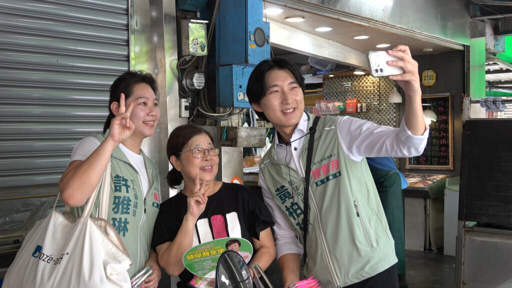 ▲支持者熱情與市長候選人黃柏瑜、縣議員許雅琳自拍合影。(圖/記者林明佑翻攝)