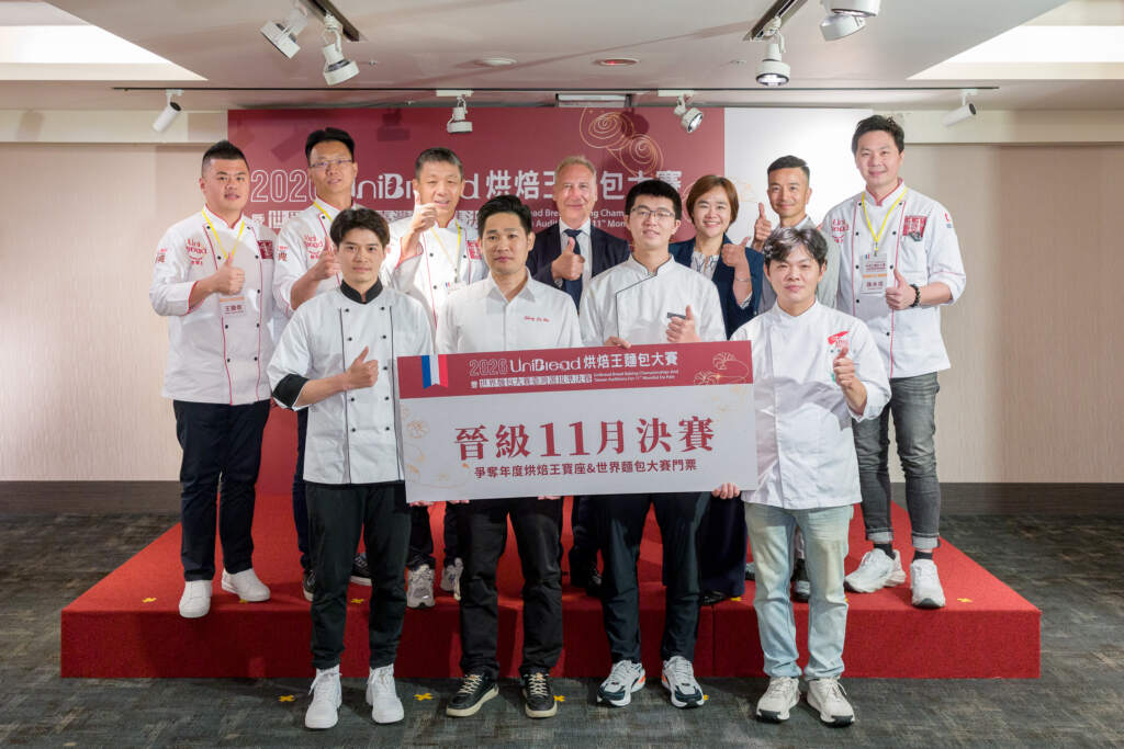 ▲2026 UniBread烘焙王麵包大賽四強出爐(第一排左至右晉級選手王宗睿、李聖傑、周芳賓、張宗賢,第二排左至右台灣麵包大使協會理事長王鵬傑、吳寶春麥方店行政總主廚謝忠祐、評審長張明旭、法協商務處處長高德廉、統一麵粉部經理韓詠蘭、統清公司何航順經理、世界麵包冠軍陳永信