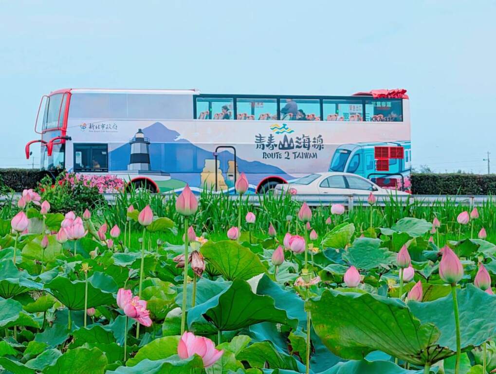 ▲彩繪車身呈現北海岸意象,與盛開的蓮花田相映成趣,展現低碳旅遊的夏日活力。