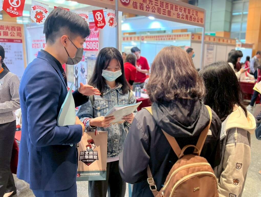 ▲廠商向民眾說明職缺內容。