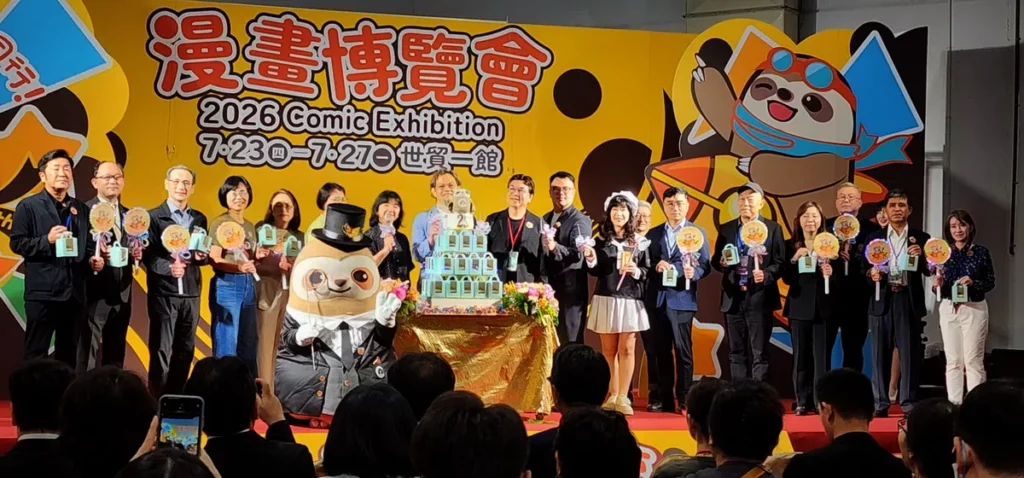社團法人中華動漫出版同業協進會 蘇偉銓 理事長、與會貴賓舉牌亮相,齊為第二十五屆漫畫博覽會序幕,並準備蛋糕慶生活動